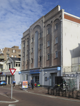 907127 Gezicht op de voorgevel van het pand Oudenoord 1 te Utrecht, waarin onlangs een Albert Heijn-supermarkt geopend ...